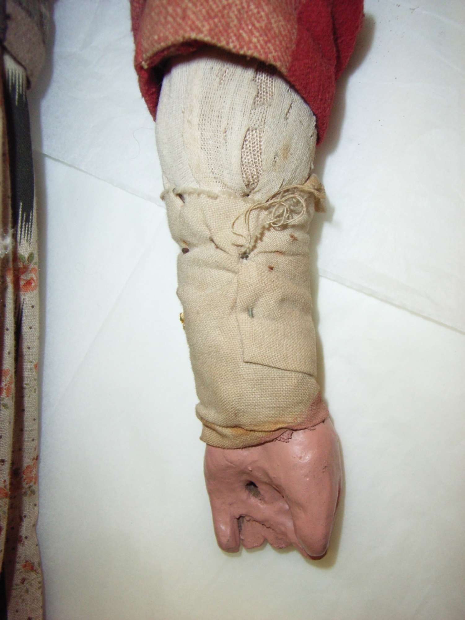 Particolare della manica sinistra prima del restauro